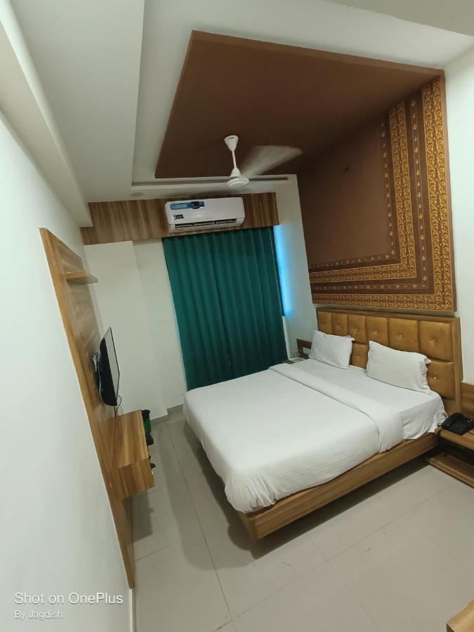Hotel Asopalav Gandhinagar Eksteriør billede